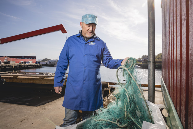 Anställd med avfall och rep