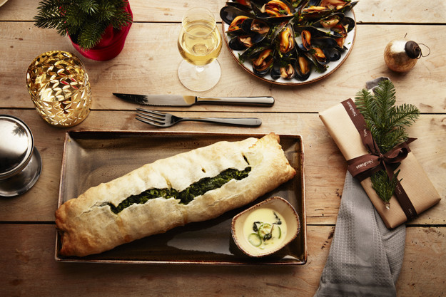 Musslor med vitlök och persilja och bakad lax med spenat och fetaost