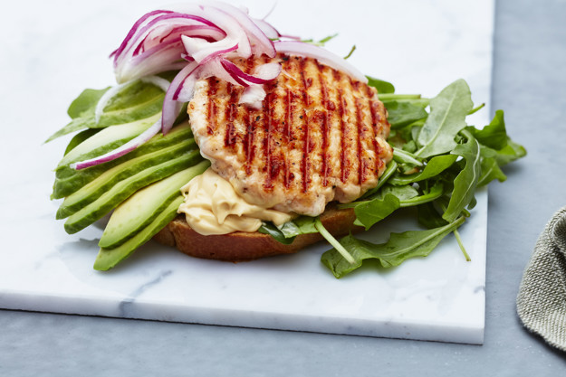 Hemlagad laxburgare med rödlök och gräddfil