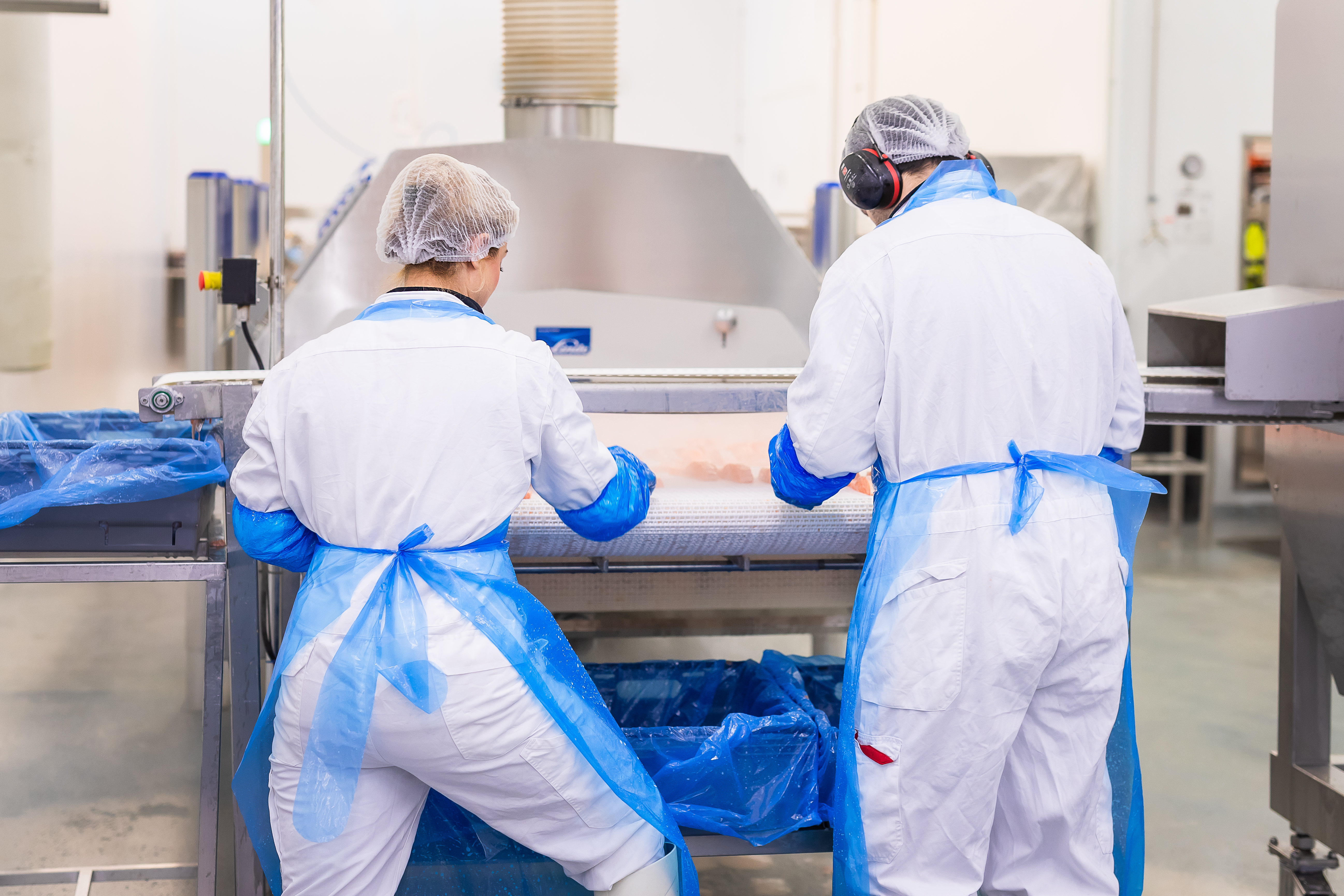 Blått hav i fokus, på bildet kan man se halvparten av en merd i en halvsirkel på vannet. 