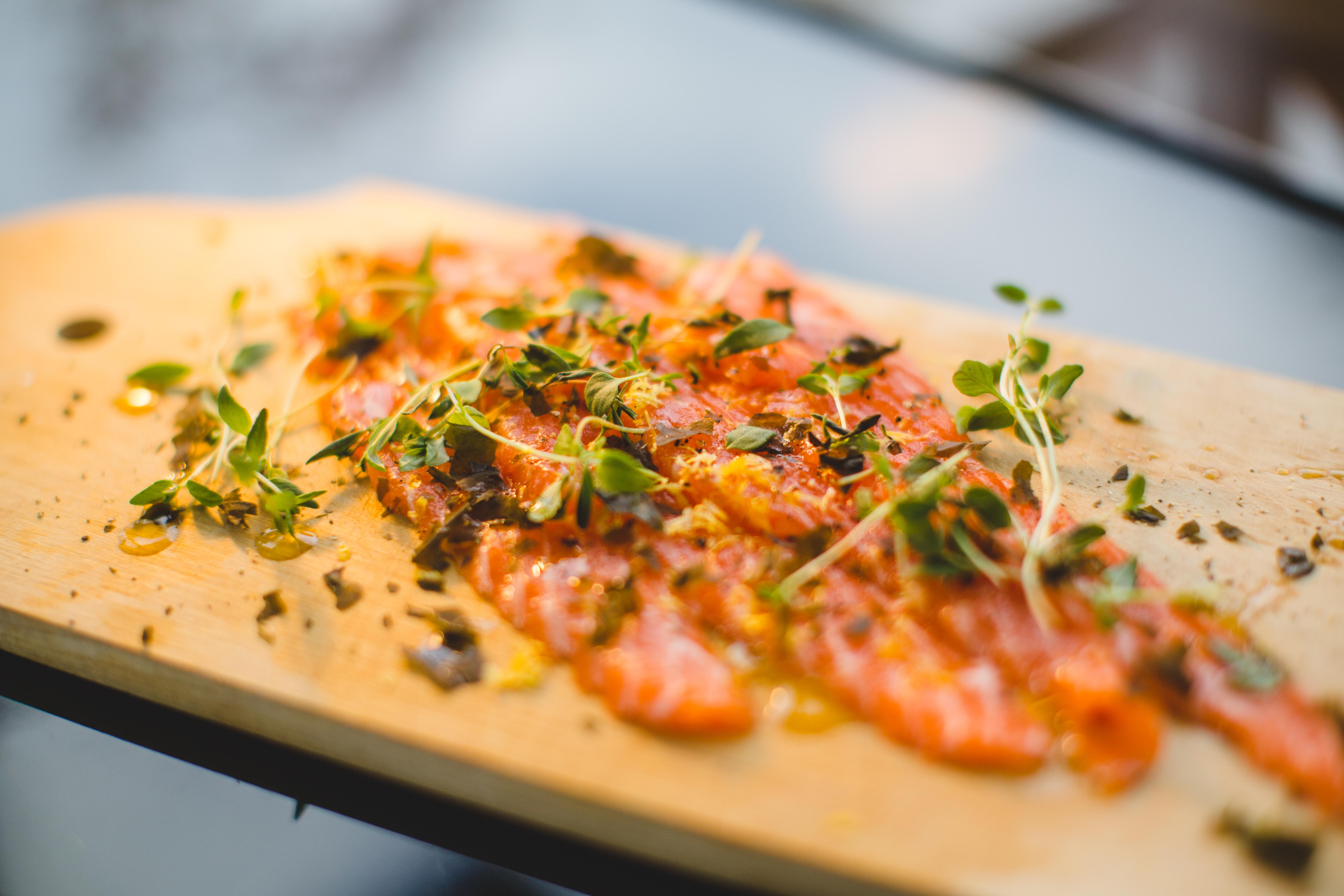 Carpaccio av ørret med sukkertare