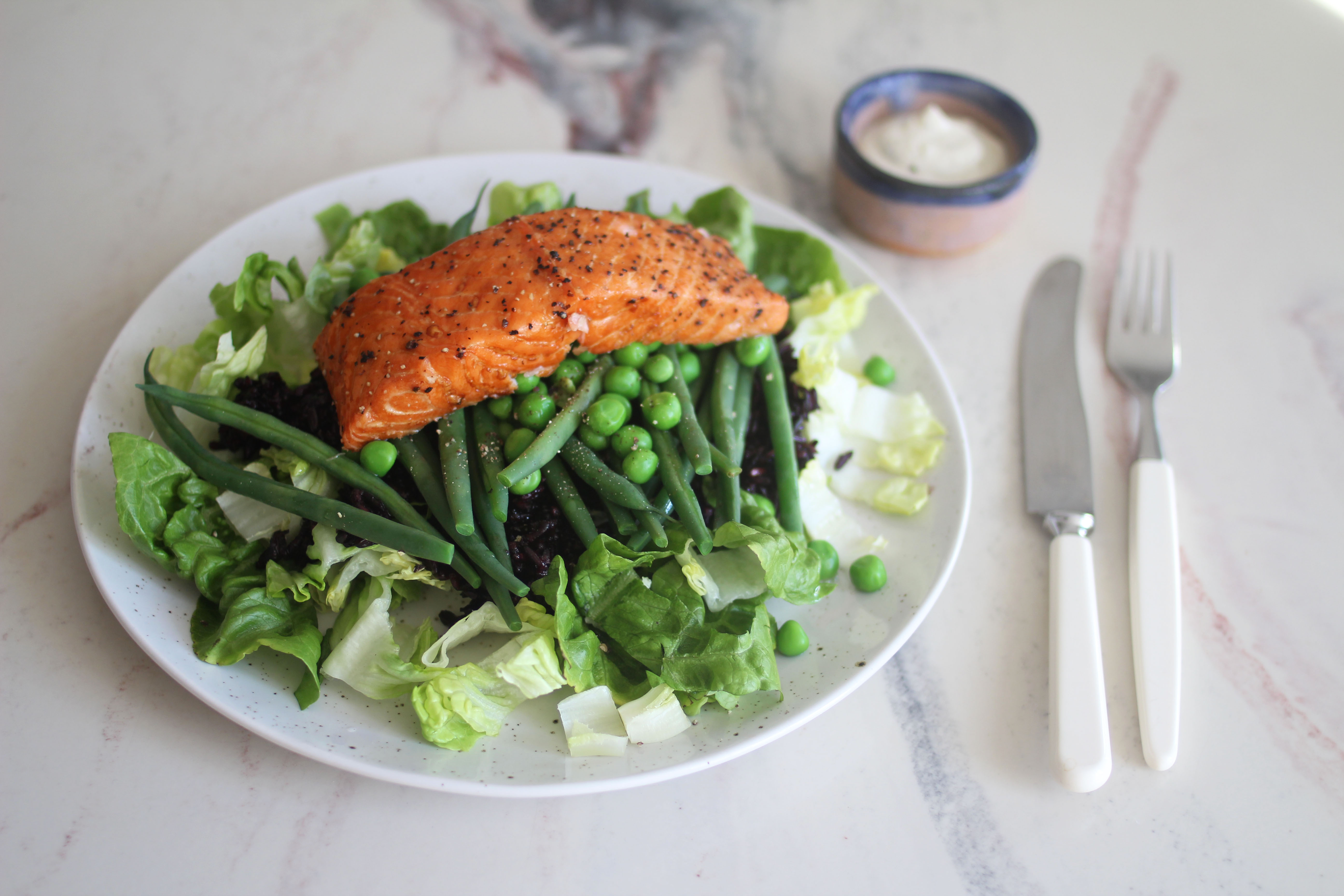 Rask salat med ovnsbakt laks og honning