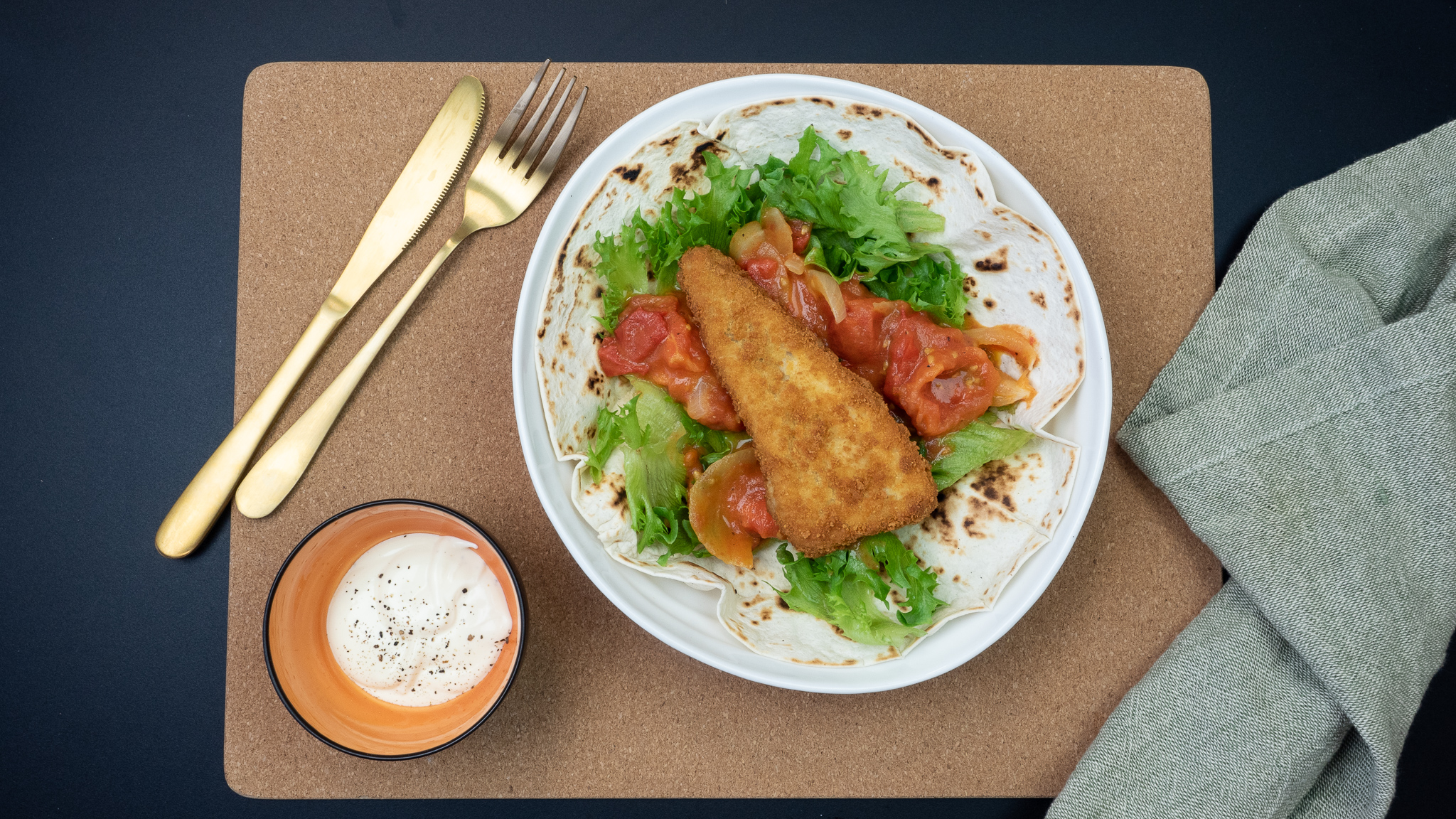 Sprøpanert sei i tortilla med tomatsaus og rømme