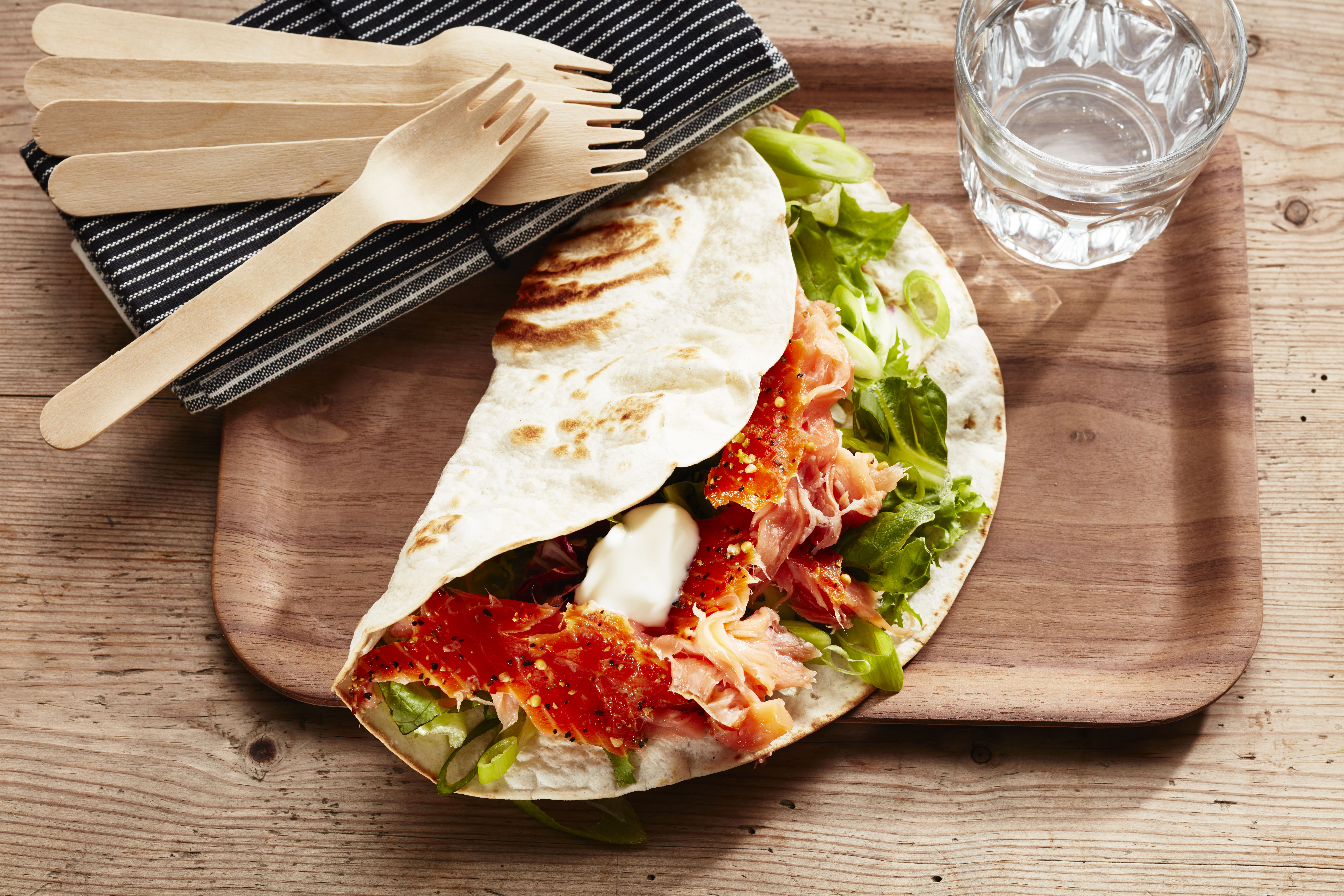 Wraps med laks, vårløk og yoghurt